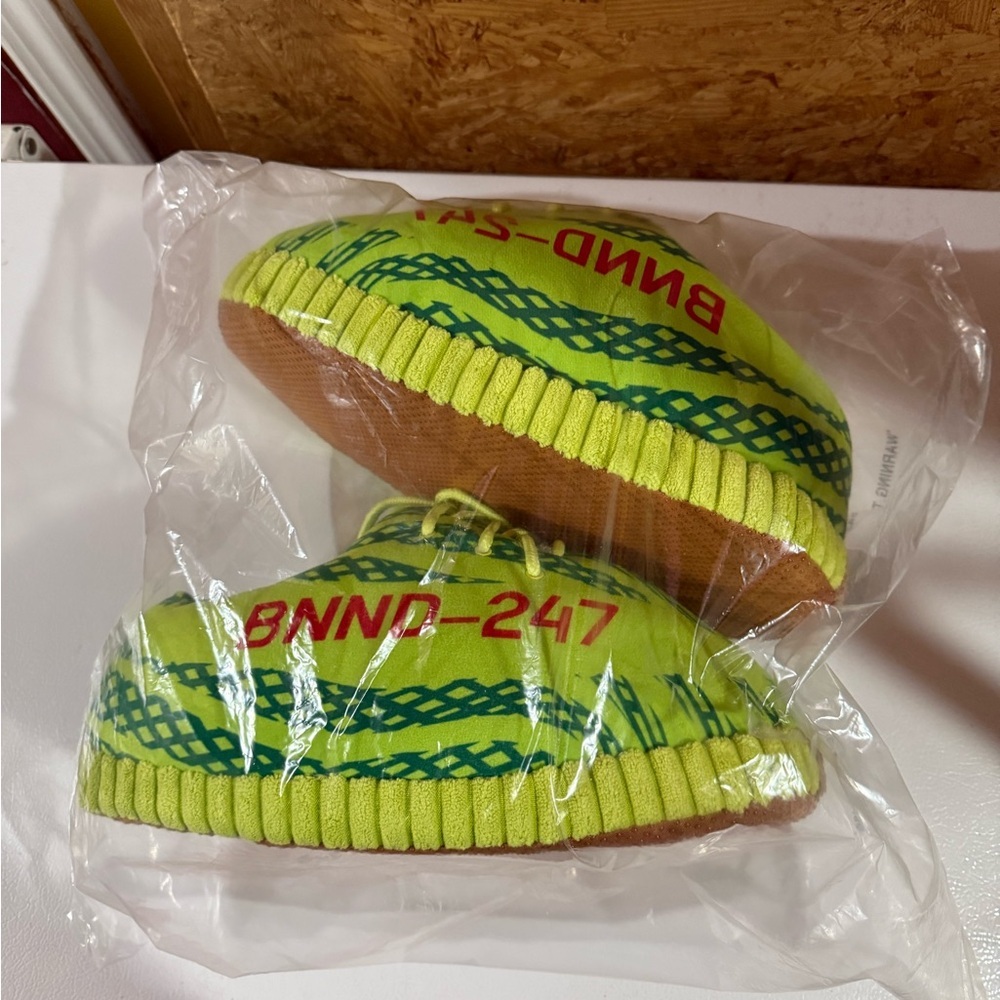 Yeezy 350 Oversized Slippers Unisex - Picture 2 of 4